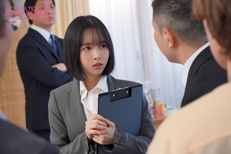 もう23歳なのに童顔なばかりに全裸よりも恥ずかしいジュニア水着のモデルをさせられて… 日向なつ 1枚目