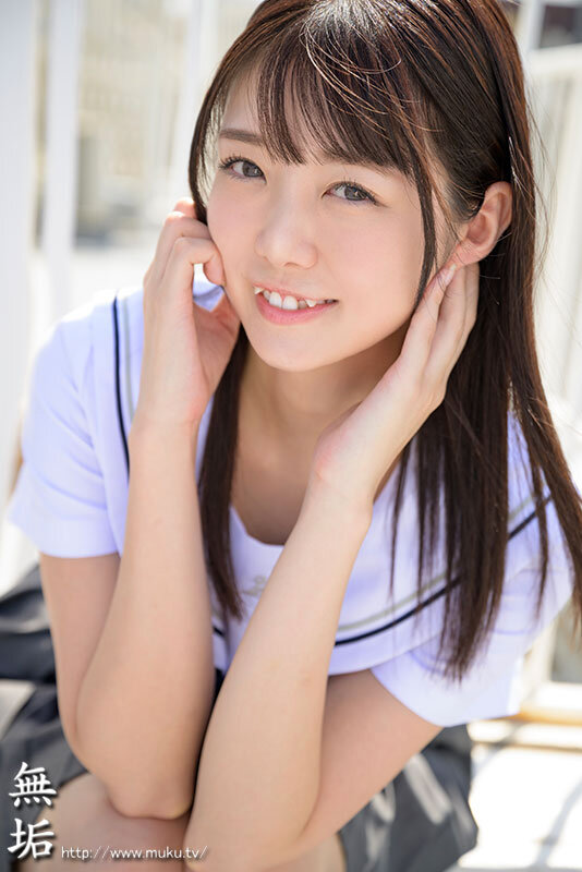 可愛い八重歯と制服のきみ。 無垢 164cmパイパンスレンダー美少女 AV DEBUT 松山みなみ 1枚目