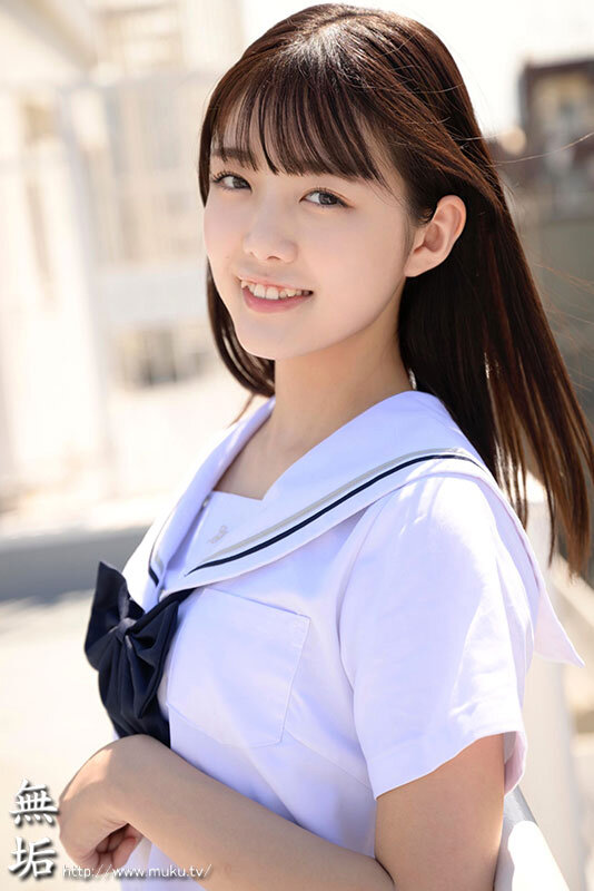 可愛い八重歯と制服のきみ。 無垢 164cmパイパンスレンダー美少女 AV DEBUT 松山みなみ 2枚目