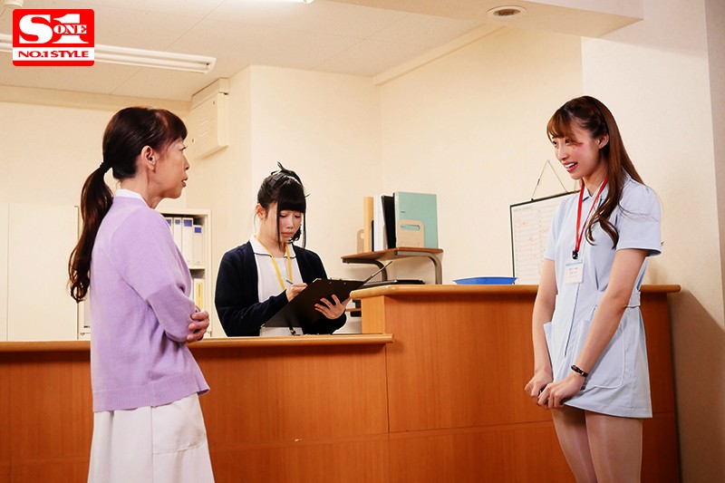 股下3センチ美脚タイトミニスカナースの誘惑 星宮一花 2枚目