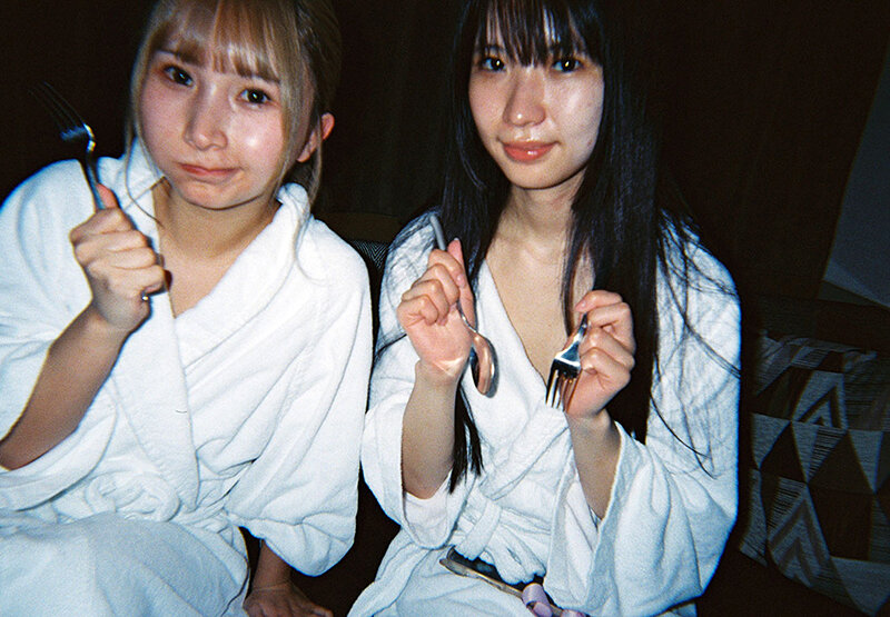 ちっぱい女子旅 プライベートでも仲良しだけど2人きりでデートして、お風呂に入って、たくさんキスしたら…好きが溢れました。 希咲那奈 由良かな 2枚目