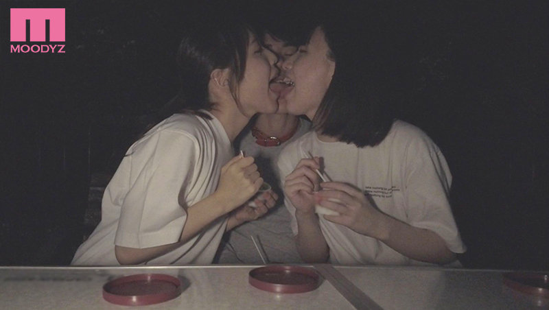 女子会してるお宅にM男くんが突撃参加! お泊り女子会で夕方から朝がくるまで一日中犯●れて小悪魔中出しされる! 白桃はな 花狩まい 5枚目
